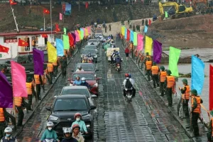 TẠM DỪNG LƯU THÔNG CẦU PHAO PHONG CHÂU DO LŨ SÔNG HỒNG DÂNG CAO