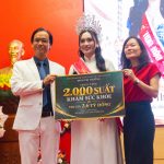 cùng chồng tặng 2000 suất khám sức khoẻ cho người nhân, đại diện chính quyền lên nhận