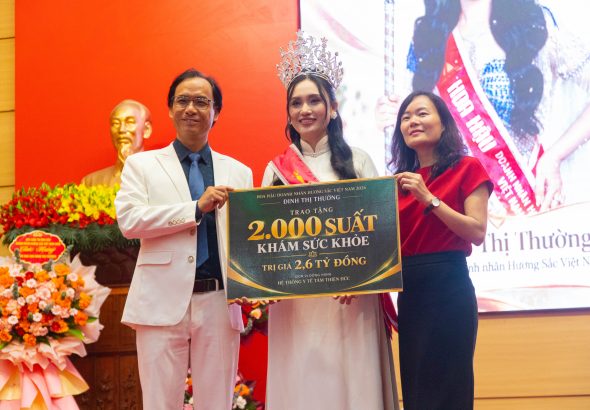 cùng chồng tặng 2000 suất khám sức khoẻ cho người nhân, đại diện chính quyền lên nhận