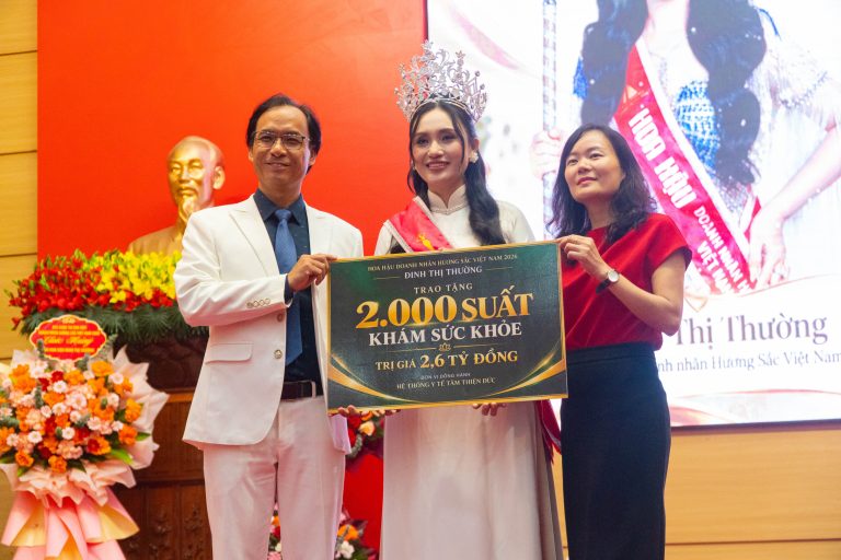 cùng chồng tặng 2000 suất khám sức khoẻ cho người nhân, đại diện chính quyền lên nhận